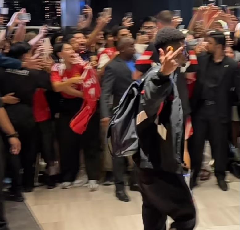 英媒：迪亚洛对球迷竖中指引发争议，或是因遭受人身攻击做出的反击