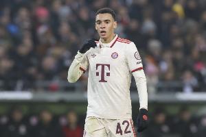 乐鱼游戏-穆西亚拉：在家看拜仁欧冠出局实在太痛苦，我相信我们有能力夺冠