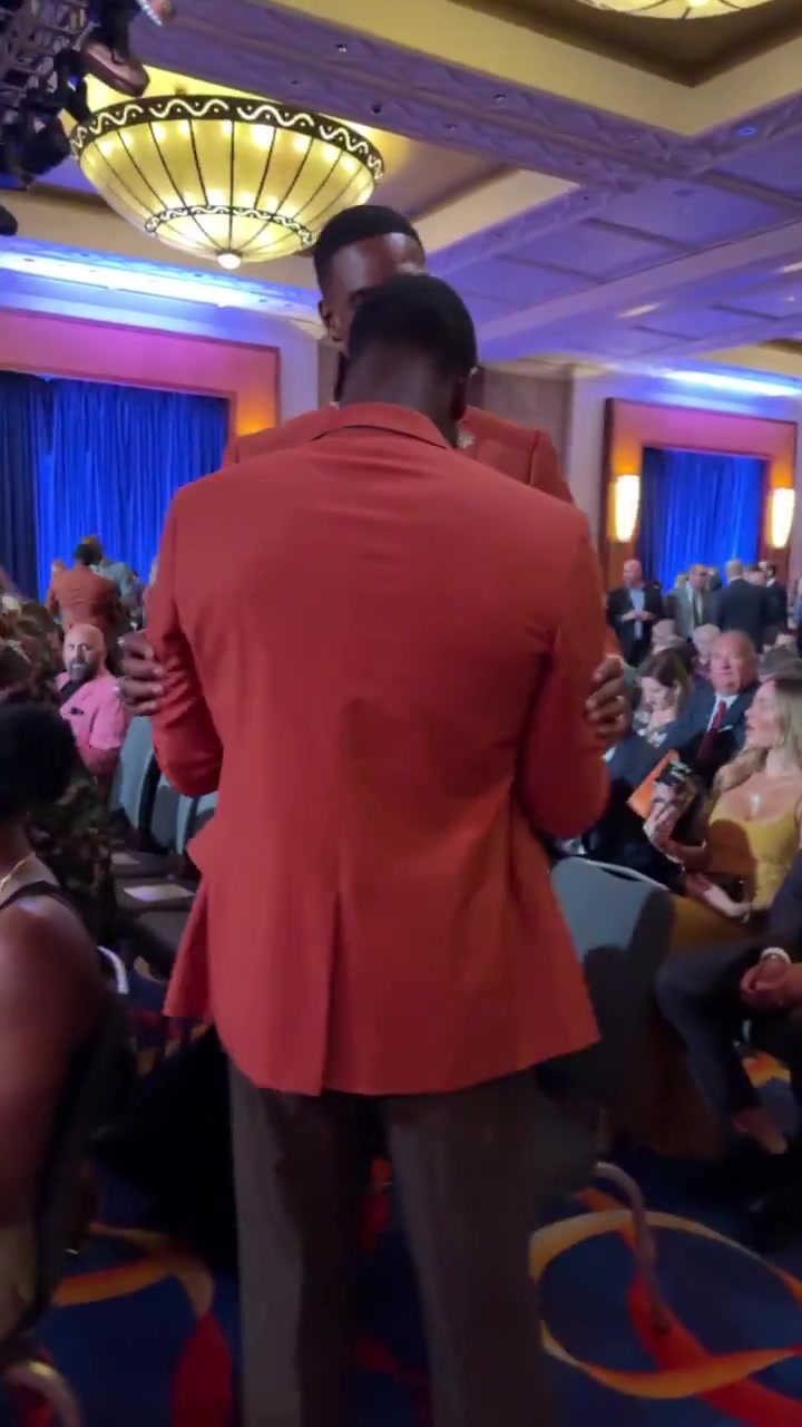 乐鱼官网-韦德波什名人堂彩排温情互动 拥抱问候引回忆杀