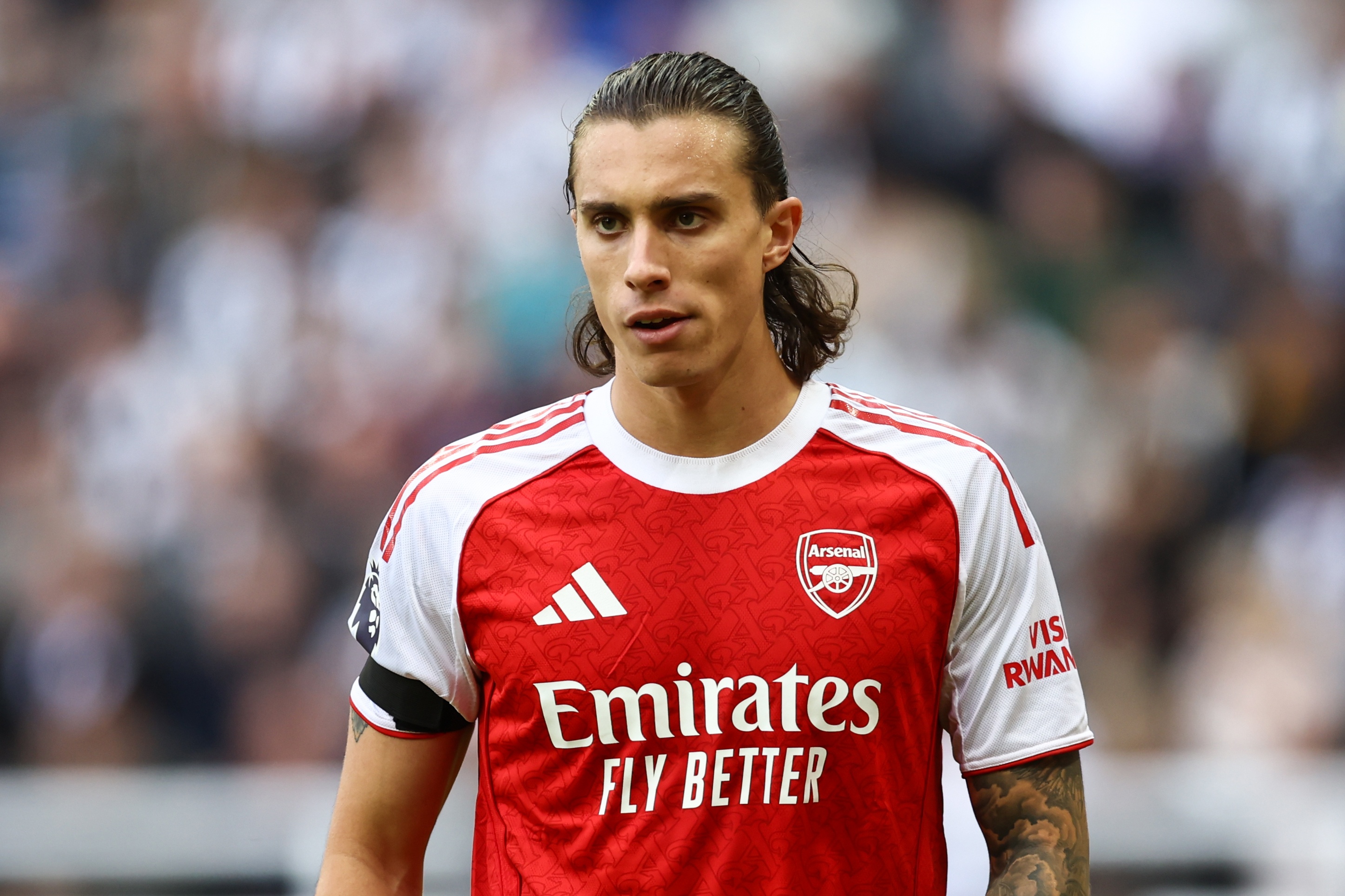 乐鱼APP-英媒：萨利巴、梅里诺等4人缺席周二训练，卡拉菲奥里参加训练